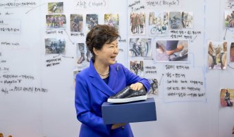 고향 찾은 박근혜대통령.대구 창조경제혁신센터 방문 근혜러브하우스